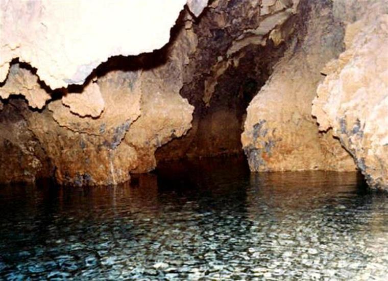 غار کوه گره خان آباد یکی از عمیق ترین چاه غار های طبیعی ایران