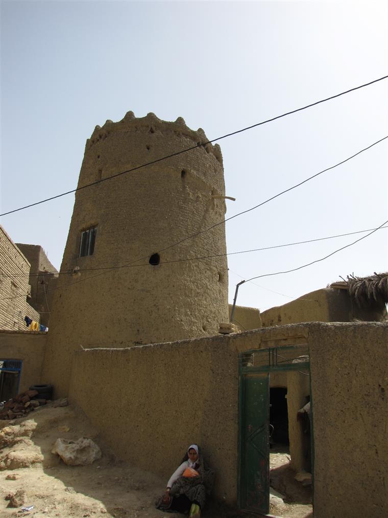 یک روستایی و خانه اش در نای بند