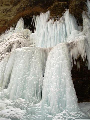 آبشار یخ زده اخلمد