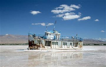 خیزش سونامی نمک از شوره‌زاری به‌نام دریاچه ارومیه