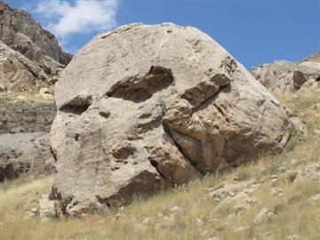 صخره زنبور و سنگ عارف در ارتفاعات روستای آقداش (ساوه)