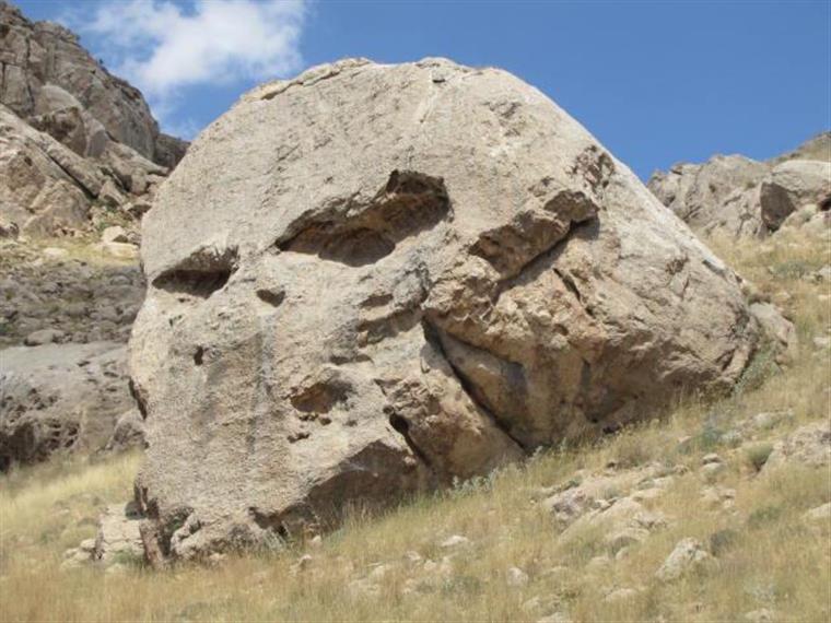 صخره زنبور و سنگ عارف در ارتفاعات روستای آقداش (ساوه)