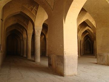 نمایی از داخل مسجد وکیل