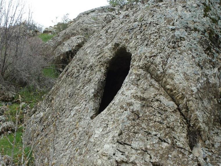 دخمه سنگی پاوه