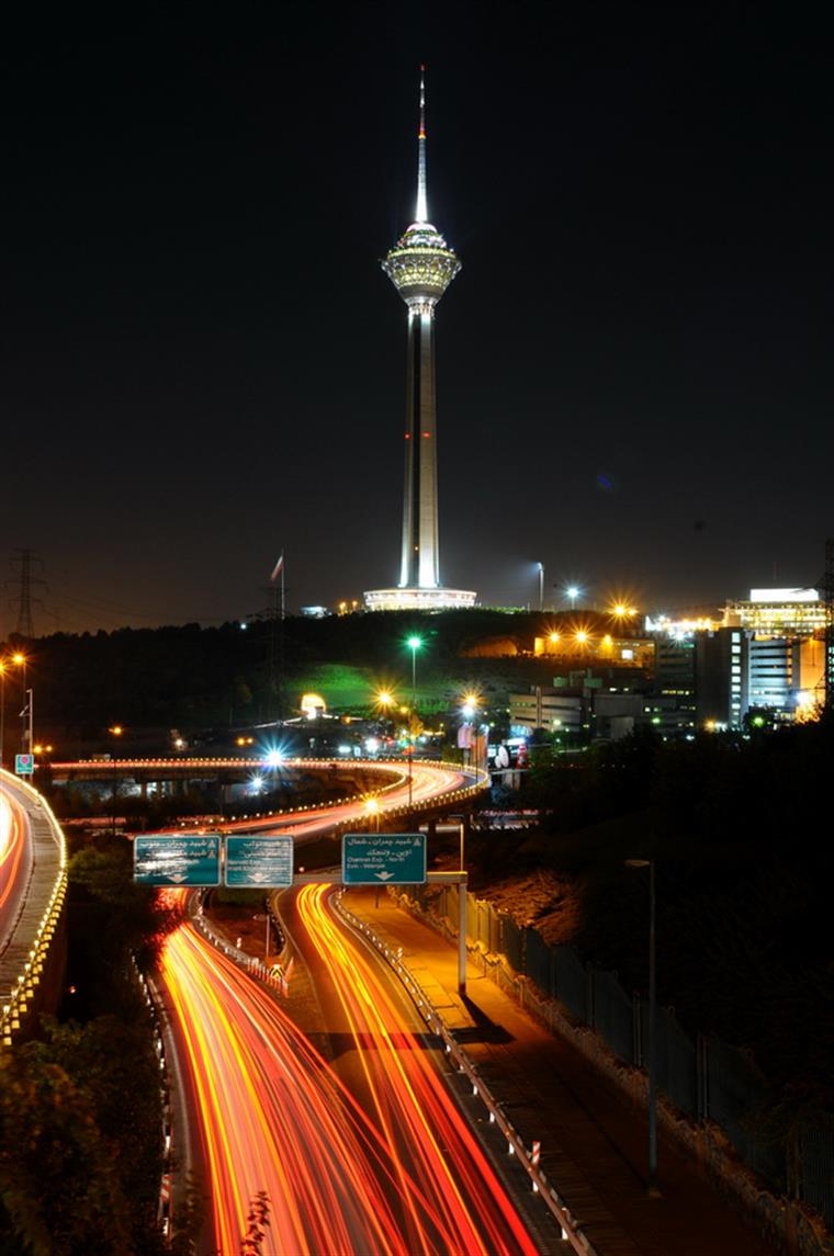 برج میلاد در شب