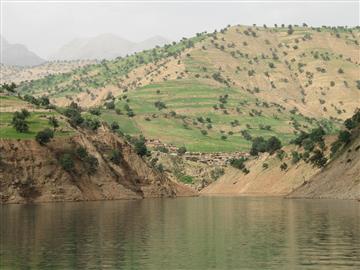 روستایی مشرف بر دریاچه سد کارون 3