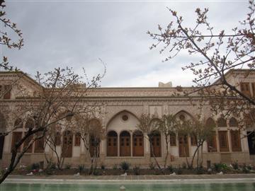 خانه عامری كاشان در هوای بارانی بهار