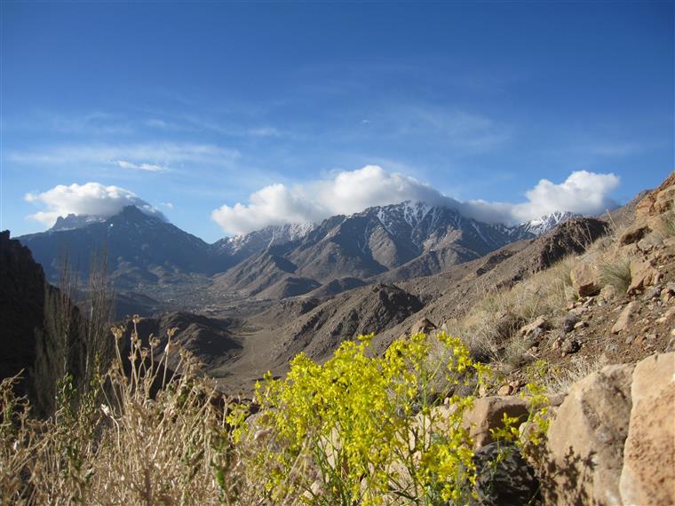 نمای زیبای برفخانه طزرجان یزد از فراز پناهگاه شیرکوه